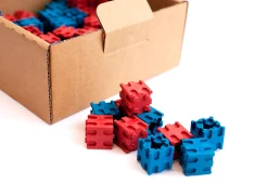 100 Steckwürfel 2 x 2 x 2 cm, aus RE-Wood® in rot / blau, 4-8 Jahre