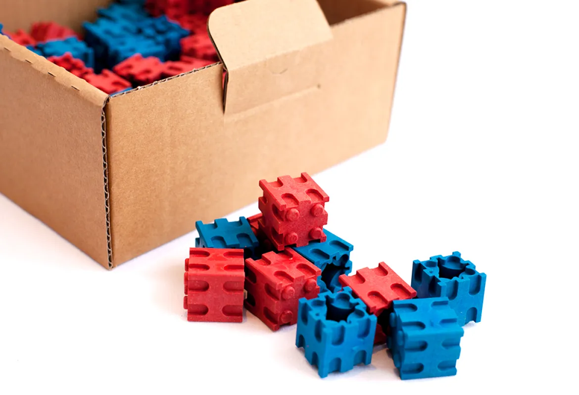 100 Steckwürfel 2 x 2 x 2 cm, aus RE-Wood® in rot / blau, 4-8 Jahre