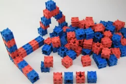 100 Steckwürfel 2 x 2 x 2 cm, aus RE-Wood® in rot / blau, 4-8 Jahre