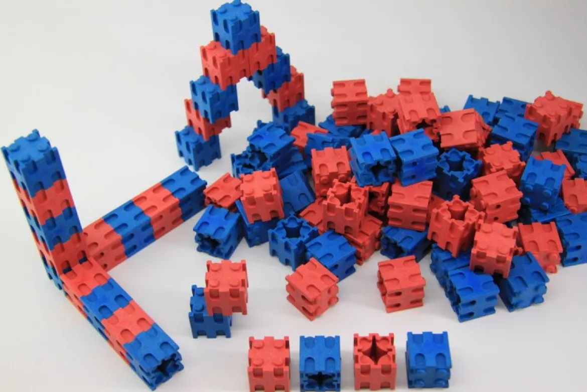 100 Steckwürfel 2 x 2 x 2 cm, aus RE-Wood® in rot / blau, 4-8 Jahre