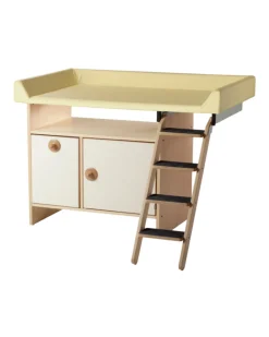 Wickeltisch mit Leiter und kleiner Kommode links