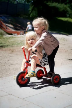 Winther Dreirad mit verstellbarem Sitz und Anhängerkupplung, rot, 2-4 Jahre, MINI VIKING Kinderfahrzeug